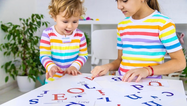 Das Kind lernt englische Buchstaben Selektiver Fokus