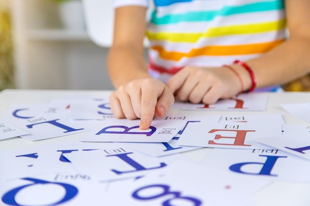 Das Kind lernt englische Buchstaben Selektiver Fokus