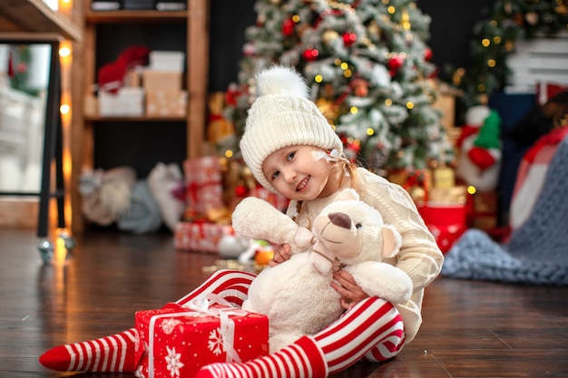 Foto das kind öffnet die geschenkbox