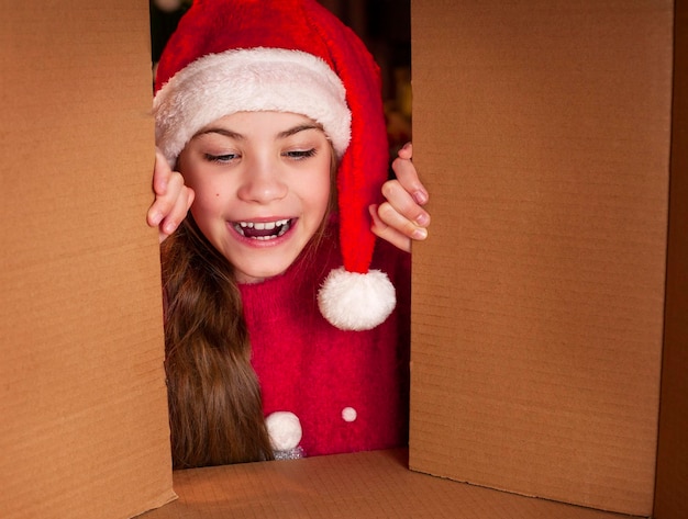 Das Kind packt die Geschenkbox aus. Blick aus dem Inneren der Box