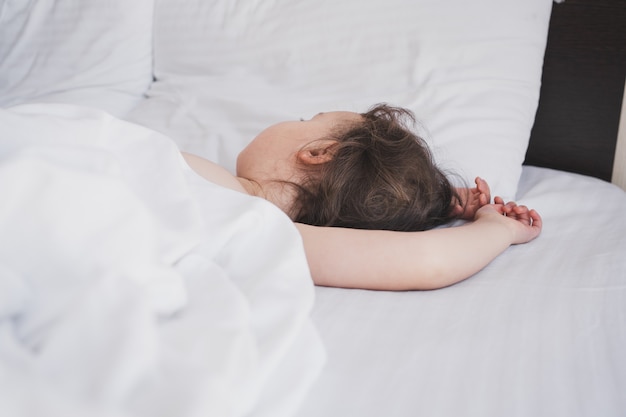 Das Kind schläft süß im Bett schlafende Kinder im Bett der Eltern das Kind schläft fest auf ...