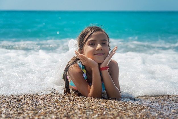 Das Kind schwimmt im Meer auf den Wellen. Selektiver Fokus. Kind.