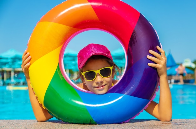 Das Kind schwimmt im Pool im Kreis. Selektiver Fokus.