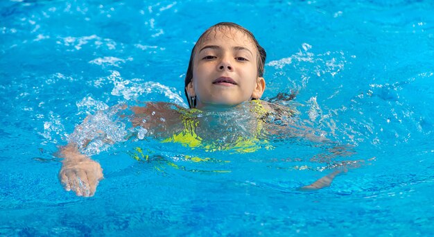 Das Kind schwimmt im Pool. Selektiver Fokus. Kind.