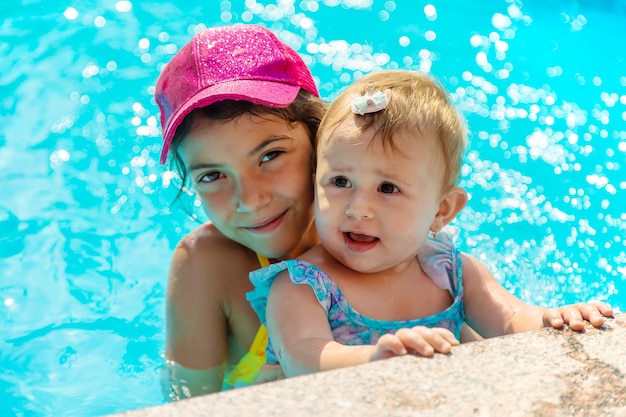 Foto das kind schwimmt im pool. selektiver fokus.