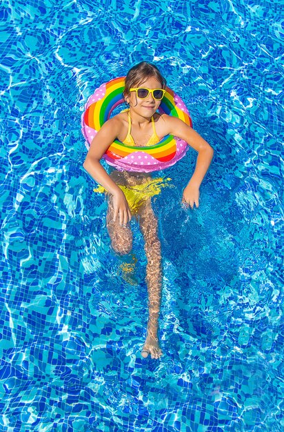 Das Kind schwimmt mit einem Kreis im Pool. Selektiver Fokus. Kind.