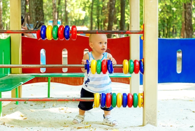 Das Kind spielt auf dem Spielplatz im Stadtpark