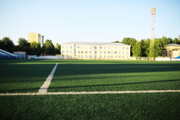 Das Kind treibt Sport im Stadion Der Junge trainiert, bevor er Fußball spielt