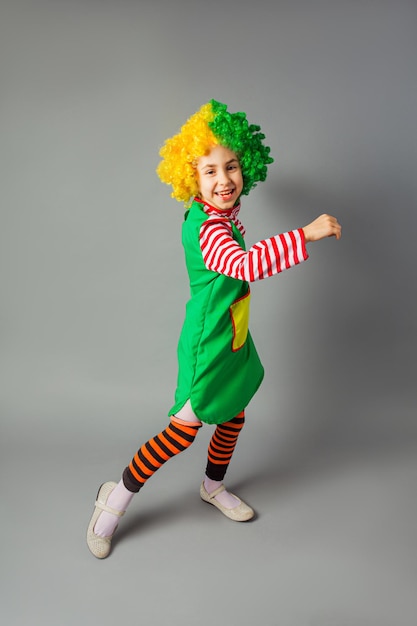 Das kleine Mädchen in Clownuniform hat Spaß