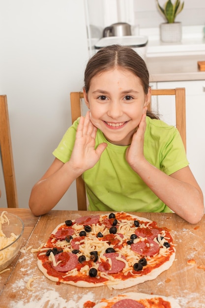 Das kleine Mädchen kochte ihre Lieblingspizza