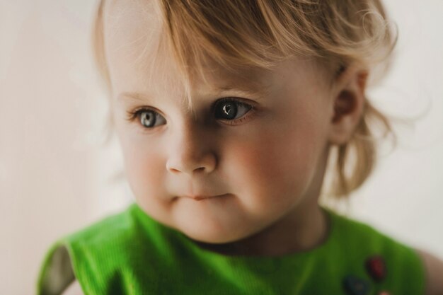 Das kleine Mädchen sitzt im Zimmer