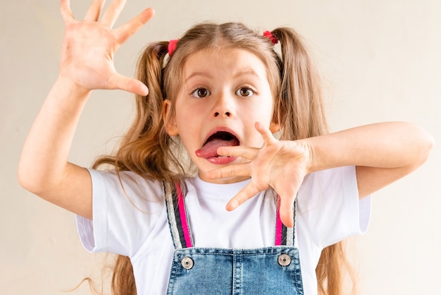 Das kleine Mädchen streckte erschrocken die Hände aus.