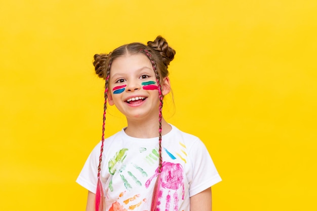 Das kleine Mädchen wurde mit Farben verschmiert Ein Mädchen mit Zöpfen auf einem isolierten Hintergrund Kreativitäts- und Zeichenunterricht für Kinder