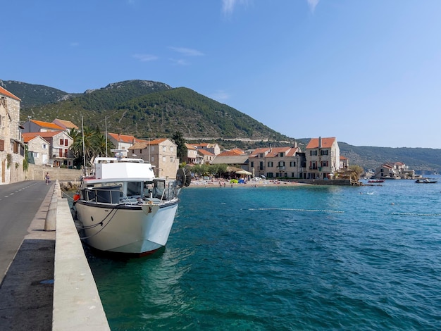 Das kleine Schiff am Ufer von Vis