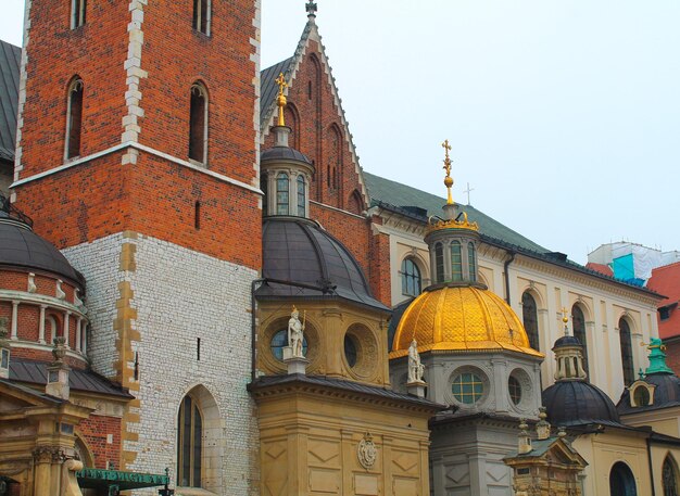 Das königliche Schloss Wawel-Schloss auf dem Wawel-Hügel Kuppeln von zwei Renaissance-Kapellen in Krakau Polen