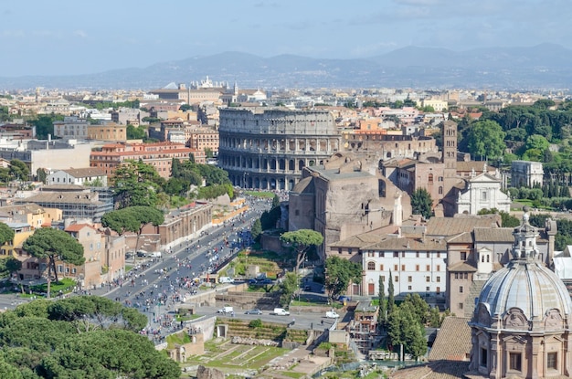 Das Kolosseum und das Forum Romanum Rom Italien