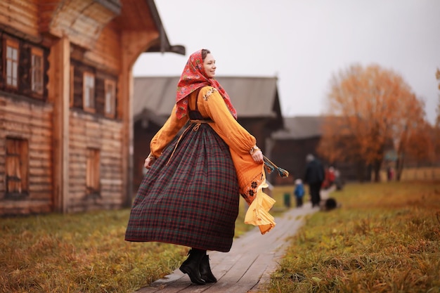 Das Konzept der alten Traditionen. Slawischer Karneval. Riten, Tänze und Wahrsagerei. Outfits europäischer Slawen.