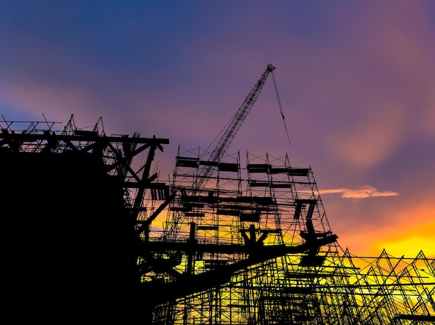 Das Konzept der Bauindustrie im Bau Silhouette und Abendsonne