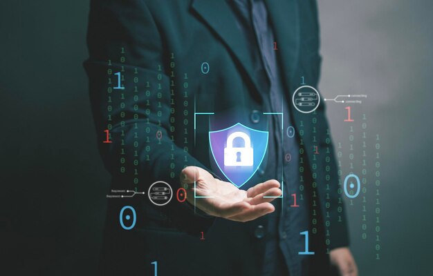 Das Konzept der Cybersicherheit Geschäftsmann hält Schild-Symbol und Schlüssel für Online-Sicherheit Daten-Privatsphäre Schutz von Unternehmens- und persönlichen Informationen System-Netzwerk-Identitätsdiebstahl durch Hacker