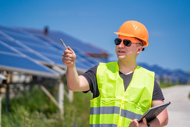 Das Konzept der grünen neuen Energie. Solarbasistechniker besprechen erneut Planung und Wartung.