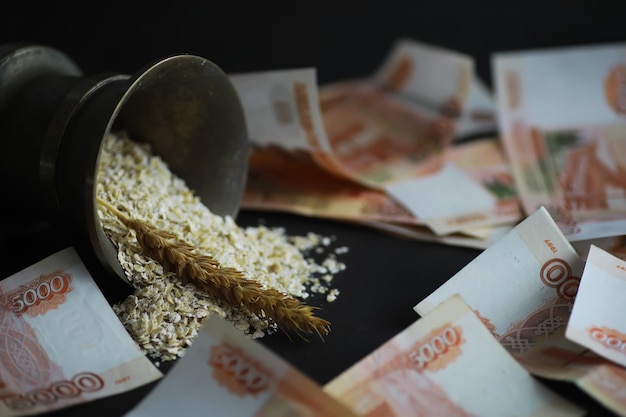 Das Konzept der Kosten für Getreide 5000 Rubel-Banknoten um eine Handvoll gemahlenes Getreide Welthunger
