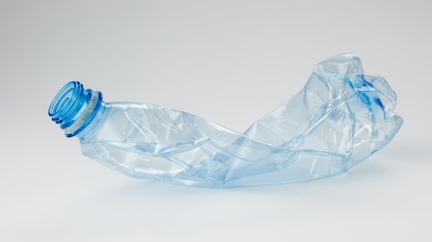Das Konzept der Ökologie. Plastikflasche