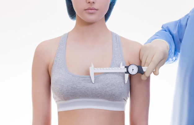 Das Konzept der plastischen Chirurgie Messung der Brustgröße für die Auswahl des Implantats
