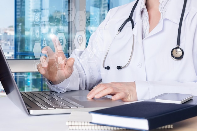 Das Konzept der virtuellen Gesundheitsversorgung Der Arzt arbeitet am virtuellen Bildschirm
