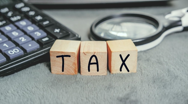 Foto das konzept der von einzelpersonen und körperschaften gezahlten steuern wie mehrwertsteuer, einkommensteuer und grundsteuer