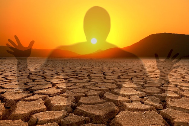 Das Konzept der Wasser- und Nahrungsmittelkrise Hungersnot hungert ein karges Land mit dem Schatten eines hungrigen Mannes