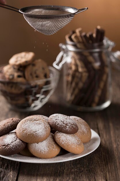 Das Konzept des Backens von Keksen, Kuchen und süßen Brötchen Backen von süßen Leckereien