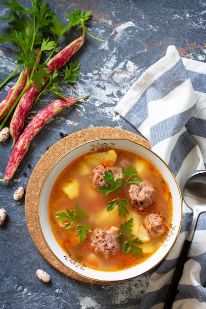 Das Konzept des gesunden und diätetischen Essens Gemüseherbstsuppe mit Bohnenbällchen Draufsicht flach