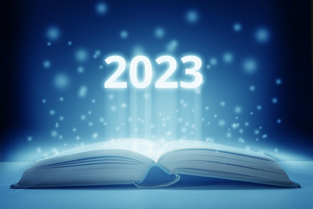 Das Konzept des neuen Jahres 2023 Magic Book mit visuellen Effekten