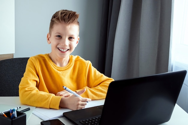 Das Konzept des Online-Lernens, Fernunterricht zu Hause, Technologie, Schule.