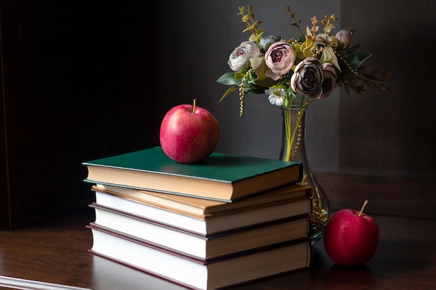 Das Konzept des Studierens, des Wissenserwerbs, der Bildung. Die Frucht vom Baum der Erkenntnis zu kosten