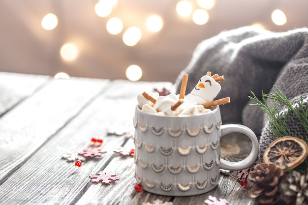 Das Konzept des Weihnachtskakaos mit Marshmallows