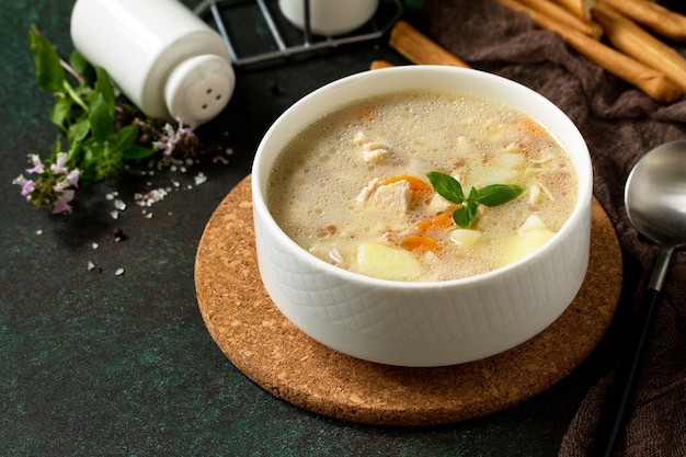 Das Konzept einer gesunden und diätetischen Lebensmittelsuppe mit Hühnerfrischkäse und Müsli Textfreiraum