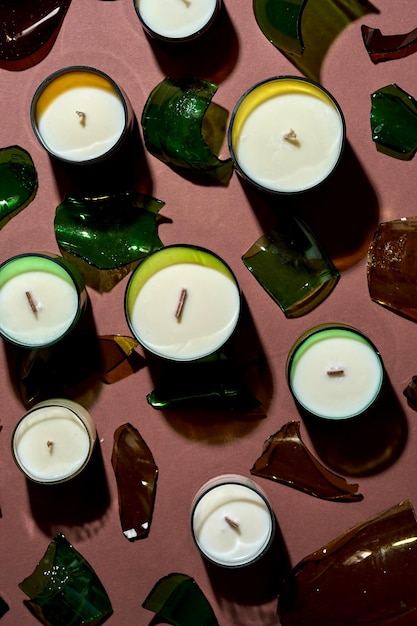 Das Konzept, Flaschen zu Kerzen zu recyceln. Kerzenglas aus Glasflaschen