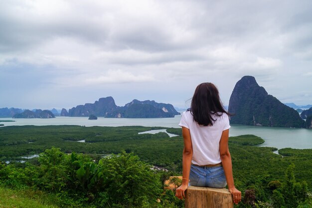 Das Konzept von Freiheit und AbenteuerPhang Nga Bay in Samed Nang Chi Aussichtsplattform Thailand