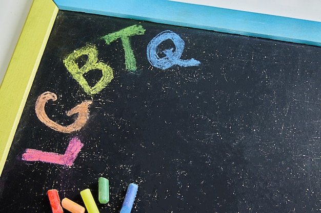 Das Konzept von LGBT Ein gemalter Regenbogen auf einer Tafel Kopieren Sie Platz