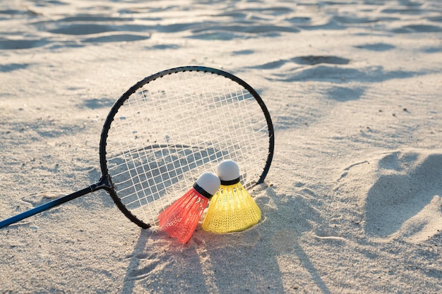 Das Konzept von Sportspielen und Sommererholung. Beach-Badminton-Schläger