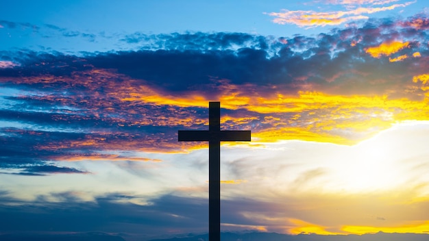 Foto das kreuz am sonnenunterganghintergrund