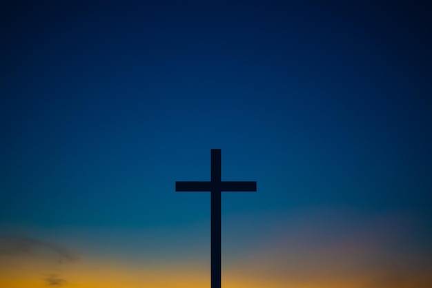 Das Kreuz am Sonnenunterganghintergrund