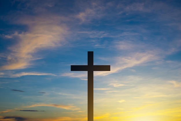 Das Kreuz im Hintergrund des Sonnenuntergangs