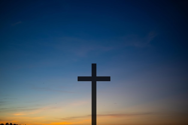 Das Kreuz im Hintergrund des Sonnenuntergangs