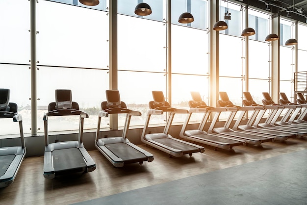 Das Laufband vor dem raumhohen Fenster des Fitnesscenters