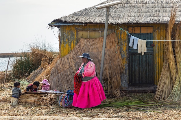 Foto das leben der uros-stammesleute auf einer schwimmenden insel, die aus schilf im titicaca-see bauen.