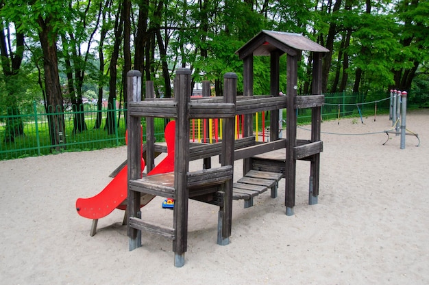 Das Leben von Kindern in einer modernen Stadt Kleiner Junge amüsiert sich auf dem Spielplatz in der Nähe des Hauses