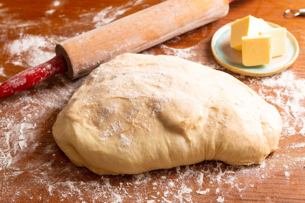 Das Lebensmittelbäckereikonzept, das Brot macht, trank für Zimtgebäck geflochtenes Brot mit Kopienraum