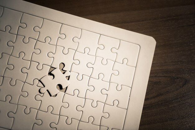 Das letzte Puzzle für Geschäftslösungskonzept setzen